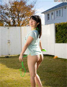 《女子扒开尿口撒尿视频》